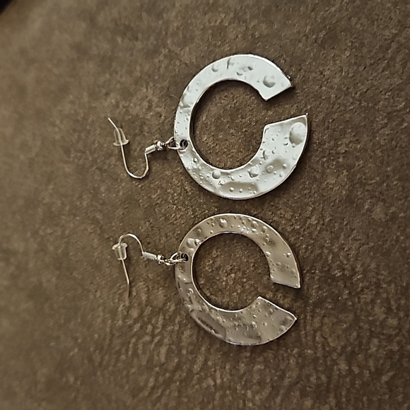 3/$30 IT GIRL Rustic Silvertone Broken Circle Mod Dangle Hook Earrings - Picture 2 of 5
